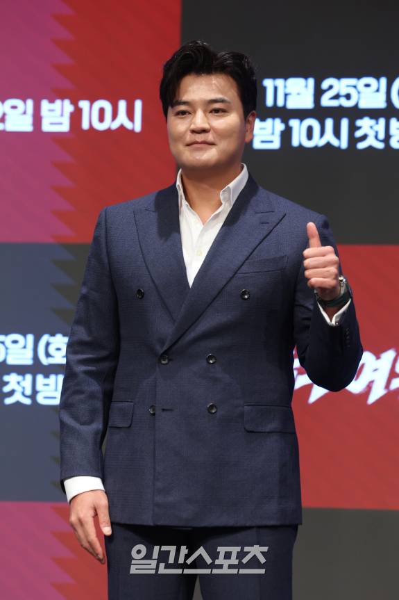 추신수가 25일 오후 서울 구로구 더세인트에서 열린 채널A 예능 '야구여왕' 제작발표회에 참석해 포토타임을 갖고 있다. '야구여왕'은 각기 다른 스포츠 종목의 '레전드 여성 선출'(선수 출신)들이 '야구'라는 낯선 무대에 도전장을 내미는 스포츠 버라이어티 프로그램. 오늘 밤 10시 첫 방송. 서병수 기자 /2025.11.25/