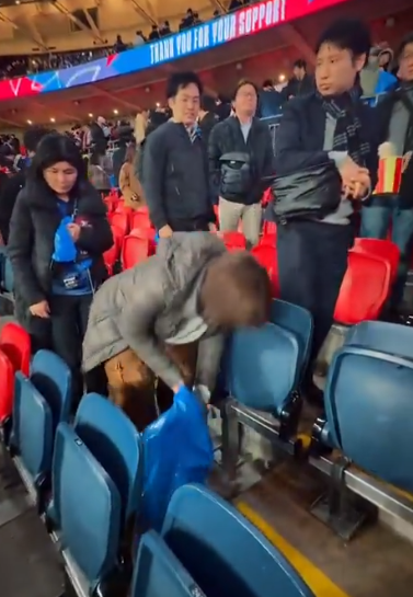 웸블리 스타디움에서 쓰레기를 줍는 일본 축구 팬들. 사진=x 캡처