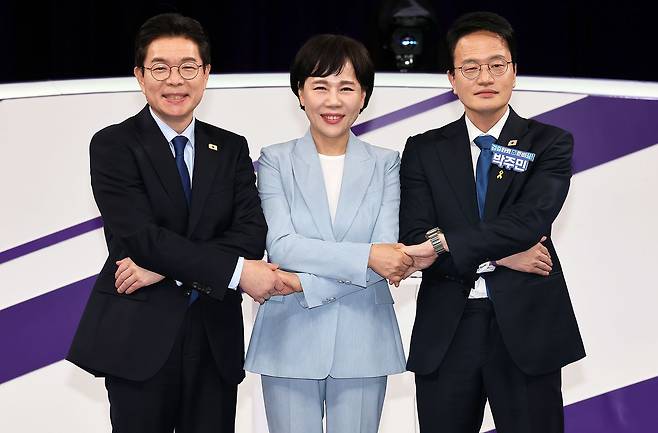 더불어민주당 정원오(왼쪽부터), 전현희, 박주민 서울시장 예비후보가 31일 서울 마포구 상암동 MBC 신사옥에서 열린 더불어민주당 서울시장 후보자 본경선 합동토론회에서 기념촬영하고 있다. 연합뉴스