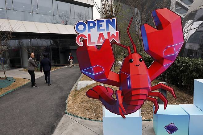 지난달 17일 중국 베이징의 바이두 사무실 한가운데에 오픈소스 AI 에이전트인 ‘오픈클로(OpenClaw)’를 상징하는 캐릭터 모형이 서 있다. 로이터=연합뉴스