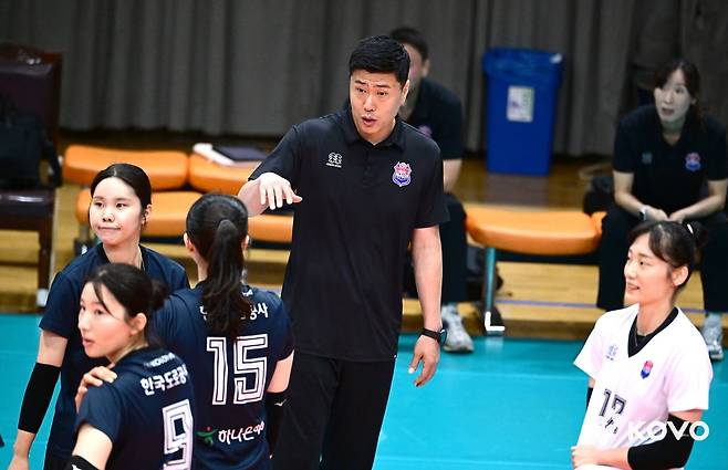 김종민 감독의 부재로 감독대행을 맡게 된 김영래 코치. 사진 한국배구연맹