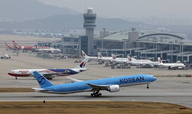 인천공항 내 대한항공 항공기 / 한경DB