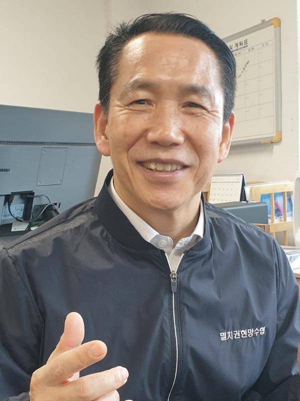 경남 통영 멸치권현망수협의 정창진 상임이사가 남해안 멸치잡이 금어기간(4~6월)에 위판장과 냉동공장 보수 정비 등으로 수협이 분주하다고 설명하고 있다. 박현철 기자