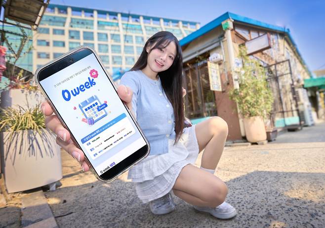 SKT 모델이 T멤버십 앱을 통해 ‘0 Week’ 및 ‘T day’ 혜택들을 소개하고 있다. SK텔레콤 제공