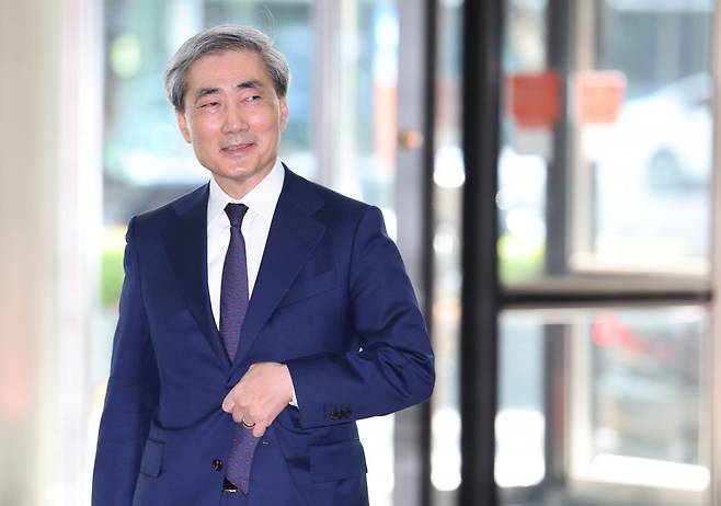 신현송 한국은행 총재 후보자가 31일 서울 중구 한화금융플라자에 마련된 인사청문회 준비 사무실로 출근하고 있다. 연합뉴스