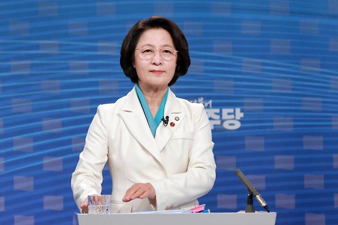 더불어민주당 추미애 경기도지사 경선후보가 1일 서울 양천구 SBS 목동 스튜디오에서 열린 더불어민주당 경기도지사 후보자 2차 TV 합동토론회에 참석해 시작을 기다리고 있다. 연합뉴스