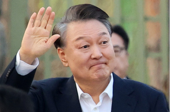 윤석열 전 대통령이 경기 의왕시 서울구치소를 빠져나와 지지자들에게 인사하는 모습. (사진=뉴스1)