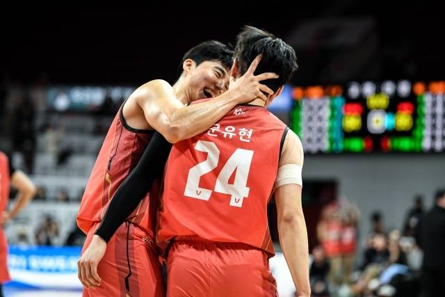 박지훈은 “유현이는 너무 예쁘다. 팀 훈련도 2일 정도 했을 뿐인데 이 정도의 퍼포먼스를 보여준다. 수비에서도 큰 힘을 보였다. 만약 유현이가 없었다면 나는 물론 (변)준형이도 힘들었을 것이다. 그래서 더 예쁘다”고 이야기했다. 사진=KBL 제공