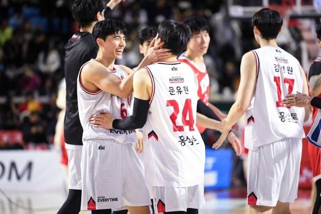 박지훈은 “우리가 2위에 오른다면 유현이의 활약이 있었기 때문이다. 그 부분이 신인왕 경쟁에서 플러스 점수가 되기를 바란다”며 “(한)승희와 (박)정웅이도 정말 잘해주고 있다. 그들도 좋게 봐주셨으면 좋겠다”고 팀 동료들을 조심스럽게 어필했다. 사진=KBL 제공