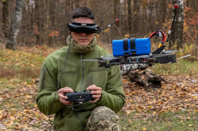 우크라이나 군인이 FPV 드론을 조종하고 있는 모습. 전쟁 전 단 7개에 불과했던 드론 제조사는 2025~2026년 기준 800개 이상으로 늘었고, 생산 능력은 연 700만대 수준까지 확대됐다. 전쟁 전에는 드론을 수입국이었으나 이제는 최신 드론을 생산하고 수출하는 나라로 변모했다. /사진=뉴시스