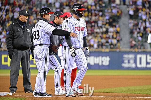 31일 서울 잠실야구장에서 열린 '2026 신한 SOL BANK KBO리그' LG 트윈스와 KIA 타이거즈 경기. LG 문보경이 7회말 1사 1-3루에서 부상으로 이영빈과 주자 교체되고 있다./잠실=한혁승 기자 hanfoto@mydaily.co.kr