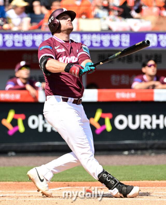 2026년 3월 28일 오후 대전 한화생명볼파크에서 열린 ‘2026 신한 SOL KBO리그' 개막전 키움 히어로즈와 한화 이글스의 경기. 키움 브룩스가 5회말 2사 만루서 타격하고 있다./마이데일리