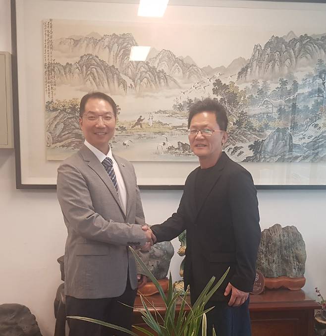 서성일 한민족합기도무술협회 회장과 이성철 장학재단 이성근 이사장이 손을 맞잡고 있다.