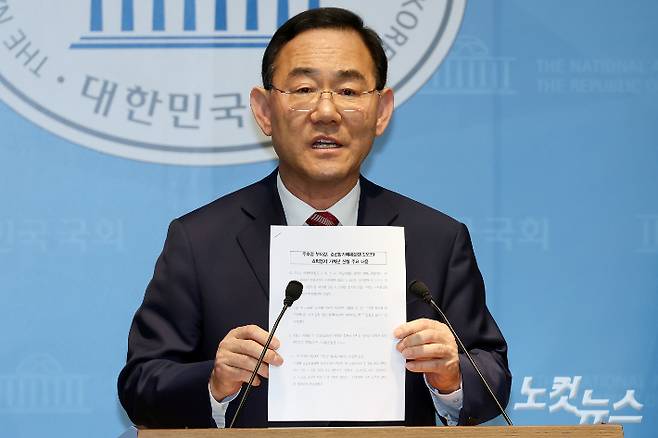 국민의힘 주호영 의원(국회부의장)이 26일 서울 여의도 국회 소통관에서 당 공천관리위원회의 대구시장 경선 공천 배제(컷오프)와 관련해 기자회견을 하고 있다. 윤창원 기자