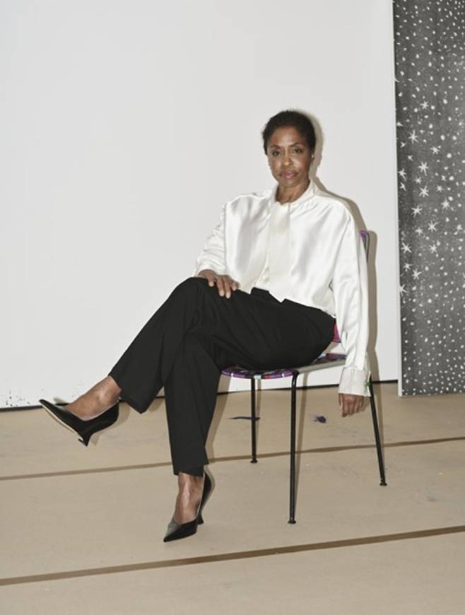 보테가 베네타를 착용한 로나 심슨. 보테가 베네타 제공