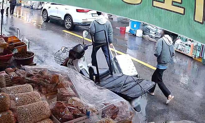 지난 3월 18일 20대 딸 부부가 50대 어머니의 시신이 담긴 캐리어를 끌고 중구 주거지에서 신천으로 이동하는 모습이 폐쇄회로(CC)TV에 찍혔다. 대구=연합뉴스