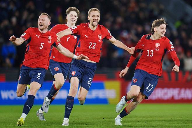 체코 선수들이 3월 31일(현지 시간) 체코 프라하에서 열린 북중미 월드컵 UEFA PO D조 결승에서 덴마크를 꺾은 뒤 환호하고 있다. AFP연합뉴스