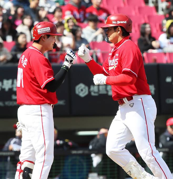 SSG는 김재환(오른쪽)과 고명준의 콤비네이션으로 홈런 명가의 부활을 꿈꾼다. 사진제공|SSG 랜더스