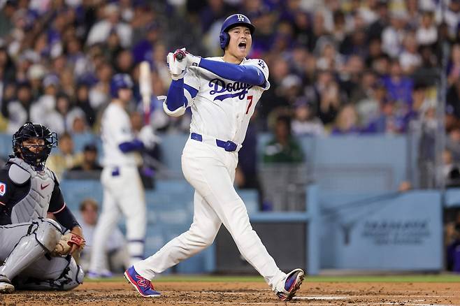 LA 다저스 오타니가 1일 클리블랜드전에서 3회말 타석에서 파울을 친 뒤 아쉬워하고 있다. AFP연합뉴스