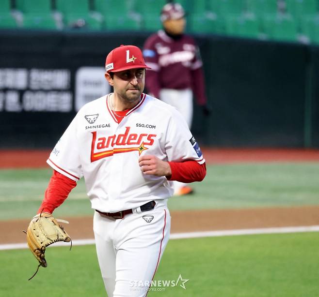 SSG 랜더스 앤서니 베니지아노가 31일 인천 SSG랜더스필드에서 열린 2026 프로야구 키움 히어로즈전 2회초 수비를 마친 후 더그아웃으로 향하고 있다. /사진=강영조 선임기자