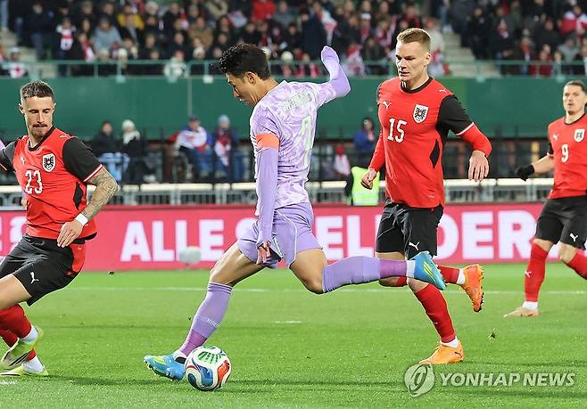 손흥민이 자신을 향한 기량 하락 의견에 동의하지 않았다. 창피한 행동 하지 않았다며 아직 녹슬지 않았음을 알렸다. 손흥민은 1일 오스트리아와의 한국 대표팀 원정 경기 직후 취재진과의 인터뷰에서 기량이 떨어진 것 아니냐는 의견에 '난 그렇게 생각하지 않는다. 어느 순간 내가 기량이 떨어지고 내려놔야 할 땐 내가 냉정하게 내려놓겠다. 내가 많은 골을 넣었고 당연히 기대감이 높은 것은 잘 알고 있다'고 했다. 이어 '지금 나쁘지 않다. 그러다가 내가 골 넣으면 어떤 얘기가 나올지 궁금하다. 토트넘에서도 10경기 못 넣은 적이 있고 그렇다. 스스로 창피한 행동하지 않았다. 부족하다고 생각하면 누구보다 냉정하게 했다'고 덧붙였다. 연합뉴스