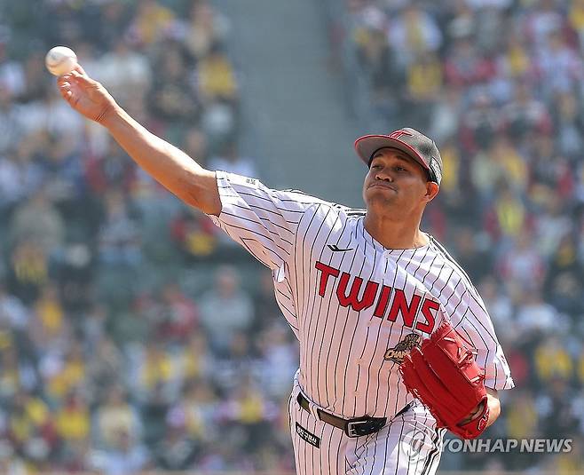 개막전 선발 나선 치리노스 (서울=연합뉴스) 류영석 기자 = 프로야구 정규시즌 개막일인 28일 서울 잠실야구장에서 열린 kt 위즈와 LG 트윈스의 경기.
1회초 LG 선발 투수 치리노스가 역투하고 있다. 2026.3.28 ondol@yna.co.kr