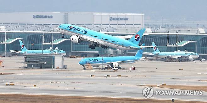 대한항공, 중동발 위기에 비상경영 돌입 (영종도=연합뉴스) 김주형 기자 = 중동 전쟁발 대외환경 악화에 국내 최대 항공사인 대한항공과 계열 저비용항공사(LCC)인 진에어, 에어부산, 에어서울 등이 전사 비상경영 체제에 돌입했다. 1일 인천국제공항에서 대한항공 여객기가 이륙하고 있다.
국제유가가 치솟으면서 이번 달 발권하는 항공권에 부과되는 유류할증료도 전달과 비교해 일제히 최대 3배 이상 뛰어올랐다. 2026.4.1 kjhpress@yna.co.kr