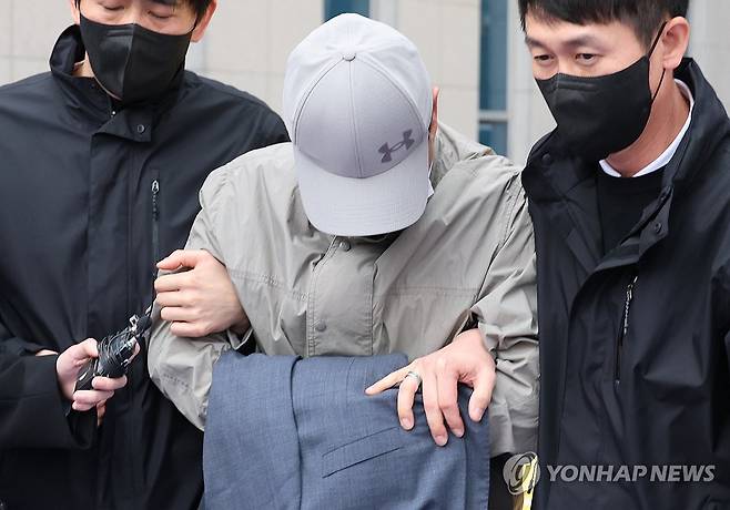 식당 화장실에 몰카 설치한 충북교육청 장학관 영장심사 (청주=연합뉴스) 이성민 기자 = 부서 회식이 열리던 식당 공용 화장실에 불법 카메라를 설치한 충북교육청 장학관이 1일 오후 청주지법에서 영장실질심사를 받은 뒤 호송차에 오르고 있다. 2026.4.1 chase_arete@yna.co.kr