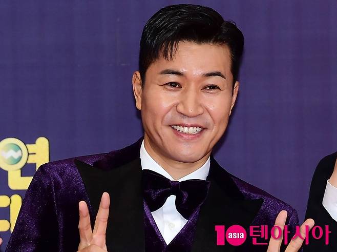 방송인 김종민이 포즈를 취하고 있다 / 사진=텐아시아 DB