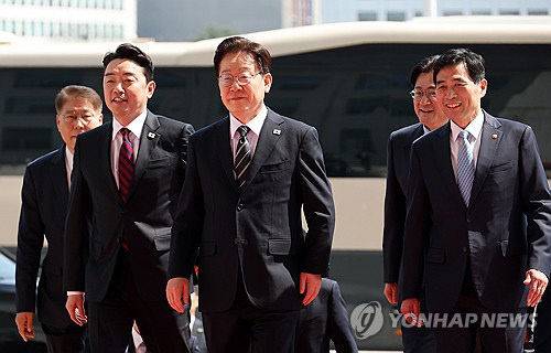 이재명 대통령이 2일 2026 추가경정예산안 시정연설을 하기 위해 국회에 도착해 김민기 사무총장의 영접을 받으며 이동하고 있다.국회사진기자단