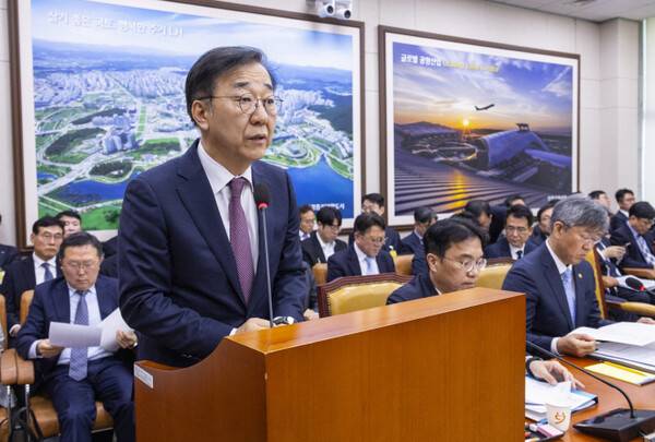 김윤덕 국토교통부 장관이 지난 1일 국회에서 열린 국토교통위원회 전체 회의에서 법안 의결 인사말을 하고있다. 연합뉴스