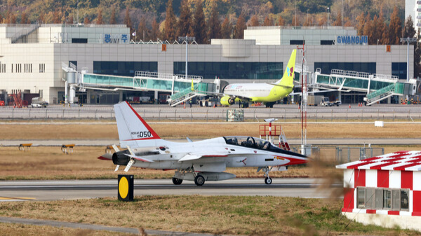 광주 광산구 광주공항에서 공군 제1전투비행단의 훈련기가 이륙 준비를 하고 있다. 연합뉴스