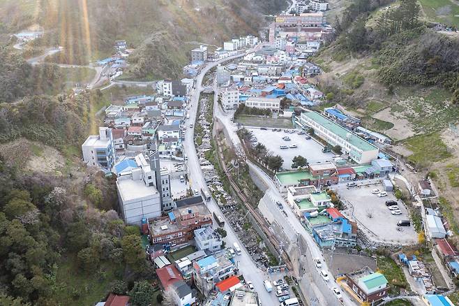 하천과 주거지가 인접해 있는 울릉읍 저동리 마을 전경. 기후 위기로 인한 국지성 호우가 잦아지는 상황에서 하천 흐름을 방해하는 무단 점용 시설물은 주민 생명을 위협하는 ‘재난 뇌관’이 될 수 있다는 지적이다. /황진영 기자