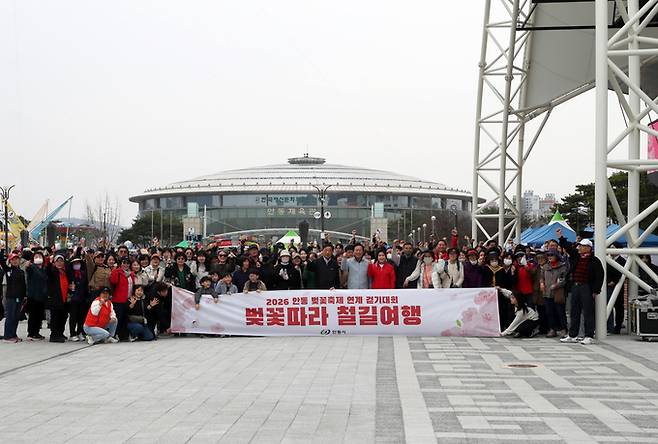 ▲ 벚꽃따라 철길여행