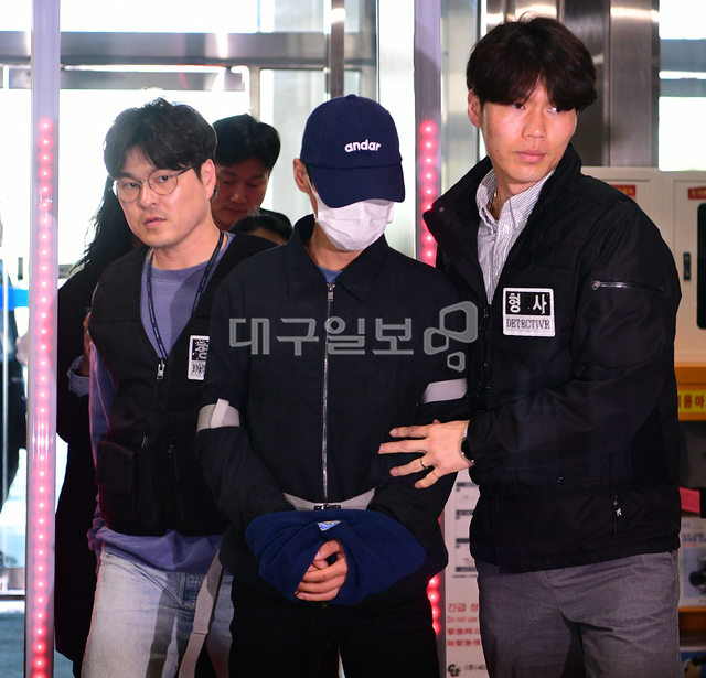 장모를 폭행해 숨지게 한 뒤 시신을 캐리어에 담아 대구 신천에 유기한 혐의로 긴급 체포됐던 20대 딸과 사위의 구속 전 영장실질심사가 2일 오전 대구지법에 열렸다. 이날 법원에 도착한 사위 조모(27)씨가 영장실질심사를 받으려 이동하고 있다. 김진홍 기자 solmin@idaegu.com