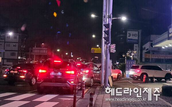 지난 1일 밤 제주시 지역 최저가 주유소에 주유를 하기 위해 차들이 몰려있다.