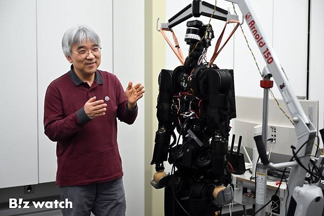 오용환 KIST 휴머노이드연구단 박사가 내부 구조가 드러난 휴머노이드 'KAPEX' 앞에서 기술 설명을 하고 있다./사진=이명근 기자 qwe123@