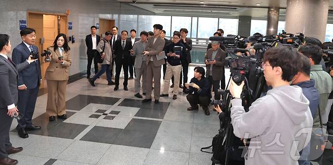 김관영 전북특별자치도지사가 1일 전북 전주시 전북특별자치도청 도지사실 앞에서 취재진의 돈 봉투 의혹 관련 질의에 답변을 하고 있다. ⓒ 뉴스1 유경석 기자