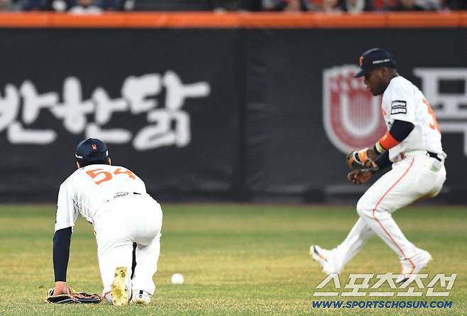 2일 대전 한화생명볼파크에서 열린 한화와 KT의 경기. 6회 1사 2, 3루. KT 류현인의 볼을 잡지 못한 한화 오재원 중견수. 대전=송정헌 기자songs@sportschosun.com/2026.04.02/