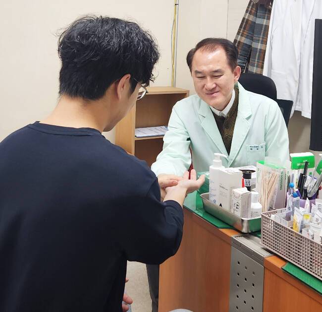 울릉군 보건의료원이 1일부터 내과 과 전문의가 배치돼 진료를 시작했다. /울릉군