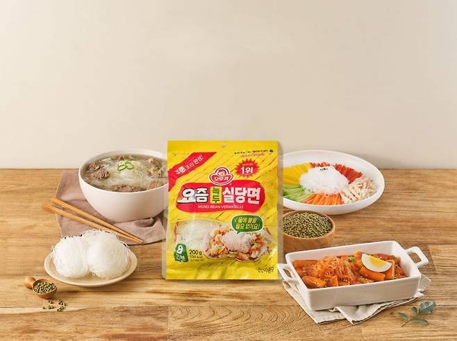 오뚜기가 물에 불리지 않고 곧바로 사용 가능한 당면 신제품 '요즘 녹두실당면'을 출시했다고 2일 밝혔다.(사진제공=오뚜기)
