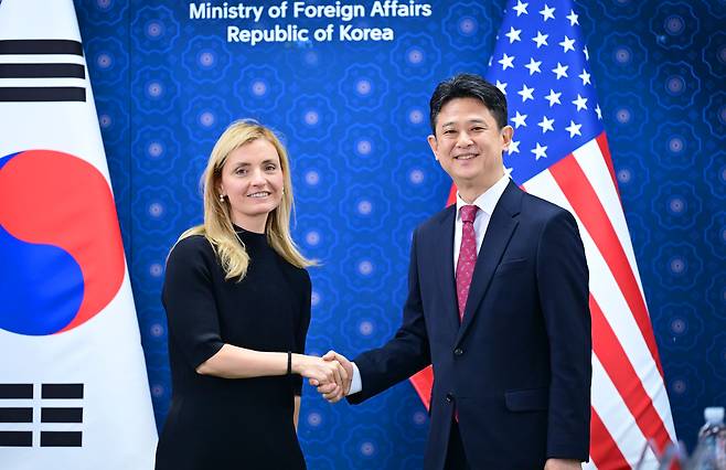 사라 로저스 미 국무부 공공외교 담당 차관(왼쪽)과 임상우 외교부 공공외교대사가 1일 외교부 청사에서 만나 기념 촬영을 하고 있다. /외교부·연합뉴스