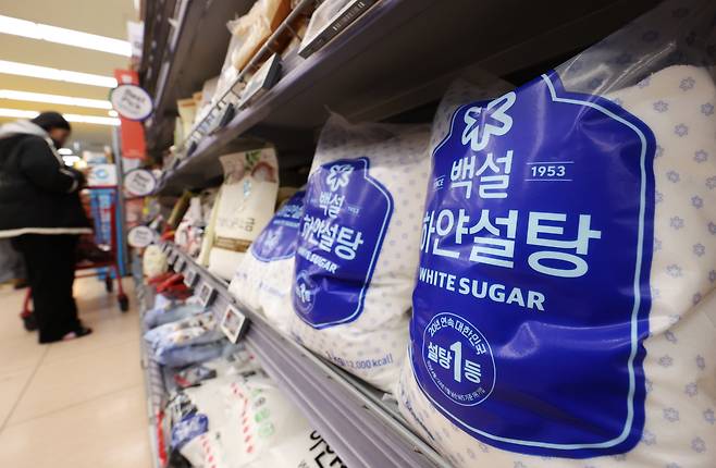 지난 2월 8일 서울의 한 대형마트 설탕 판매대. /연합뉴스