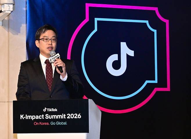 2일 서울 강남구에서 열린 틱톡 'K-임팩트 서밋 2026'에서 윤철 틱톡코리아 뉴스&스포츠 총괄이 틱톡의 콘텐츠 파트너십 전략을 설명하고 있다./틱톡코리아 제공