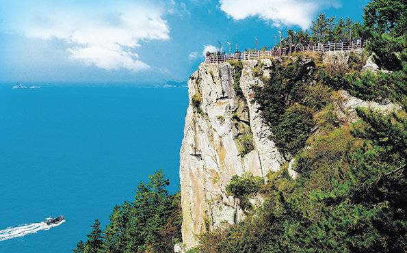 전남 여수시 남면 금오도 비렁길(18.5㎞)은 해안 절벽을 따라 이어지며 기암괴석과 푸른 바다 풍광을 함께 감상할 수 있는 대표 탐방로다. 여수시 제공
