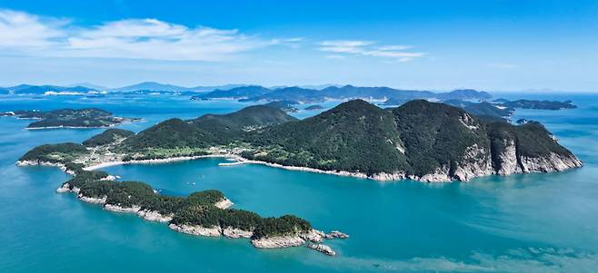 전남 여수시 화정면 개도에는 봉화산(335m)과 천제봉(328m)이 솟아 있다. 두 산이 개의 귀처럼 보여 ‘개섬’이라는 이름이 붙었다고 전해진다. 여수시 제공