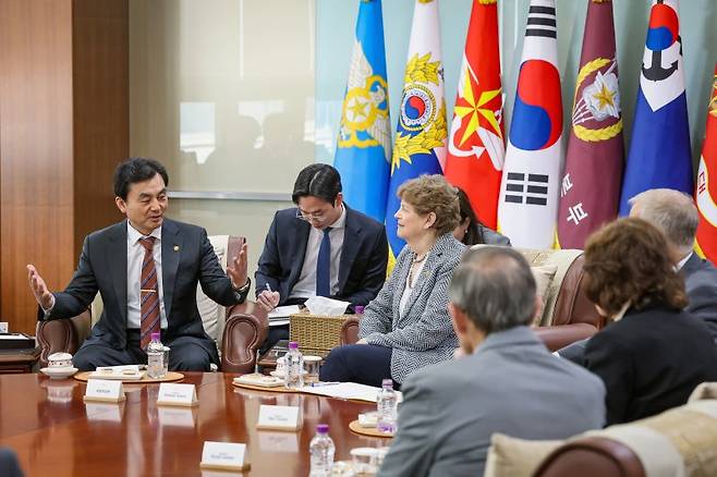 안규백 국방부 장관이 2일 국방부를 방문한 미국 상원의원단을 접견하고 있다. 국방부 제공
