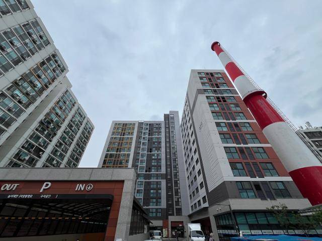 1일 서울 강북구 서울번동 3단지 아파트에 준공 후 36년이 지난 영구임대주택(왼쪽)과 생활기반시설을 복합 건설한 행복주택(오른쪽), 이제는 사용하지 않는 중앙난방 굴뚝이 보인다. 김민호 기자