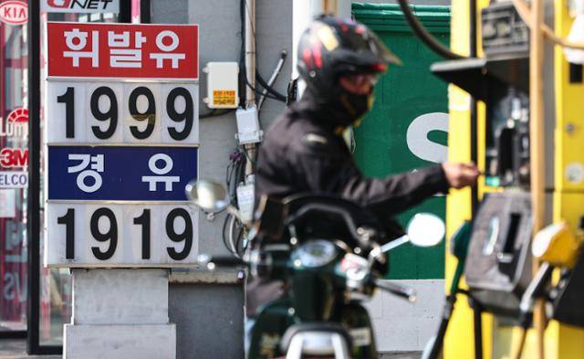 2일 서울의 한 주유소에 2,000원이 목전인 휘발유 가격이 게시돼 있다. 뉴스1
