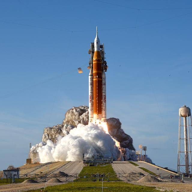 미국 플로리다주 케이프커내버럴의 케네디 우주센터 39B 발사장에서 1일 미국 항공우주국(NASA·나사)의 아르테미스 2 임무를 수행하기 위해 오리온 우주선을 실은 SLS 로켓이 발사되고 있다. 케이프커내버럴=UPI 연합뉴스